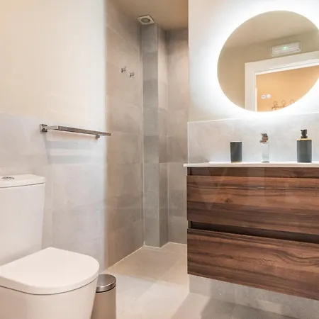 Penthouse & Private Rooftop In The Heart Of By Rems شقة مالقة