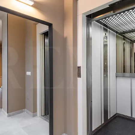 Penthouse & Private Rooftop In The Heart Of By Rems مالقة