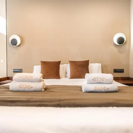 Penthouse & Private Rooftop In The Heart Of By Rems شقة مالقة