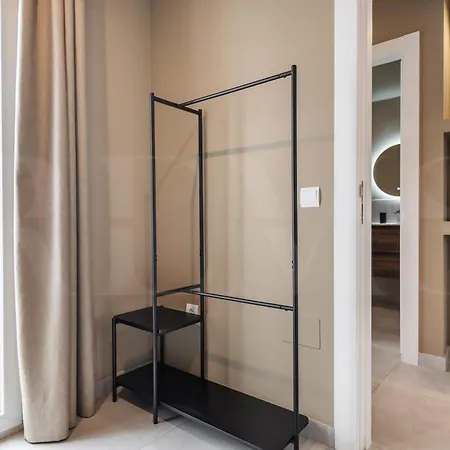 Penthouse & Private Rooftop In The Heart Of By Rems شقة